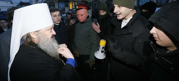 Митрополит Вышгородский и Чернобыльский Павел ведет переговоры с протестующими у Киево-Печерской лавры Митрополит Вышгородский и Чернобыльский Павел ведет переговоры с протестующими у Киево-Печерской лавры - Sputnik Аҧсны