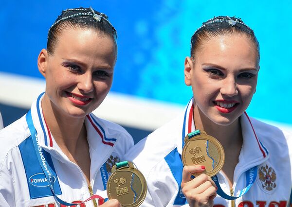 Светлана Колесниченко и Александра Пацкевич, завоевавшие золотые медали в соревнованиях по синхронному плаванию - Sputnik Абхазия