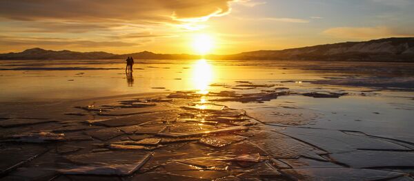 Люди на льду озера Байкал - Sputnik Абхазия