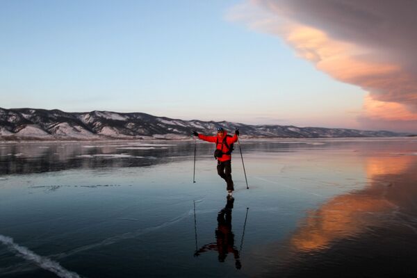 Мужчина на коньках на льду озера Байкал - Sputnik Абхазия