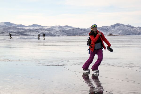 Девушка на коньках на льду озера Байкал - Sputnik Абхазия