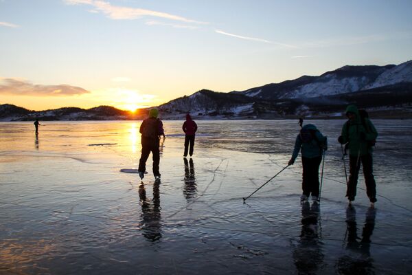 Люди на коньках на льду озера Байкал - Sputnik Абхазия