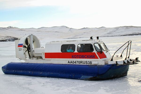 Пассажиры в катере на воздушной подушке двигаются по льду озера Байкал - Sputnik Абхазия