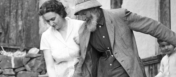 Столетний житель села Шрома Баграт Вахтангадзе с внучкой Столетний житель села Шрома Баграт Вахтангадзе с внучкой - Sputnik Абхазия