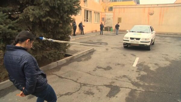 16-летняя армянская спортсменка тянет автомобиль с помощью волос - Sputnik Абхазия