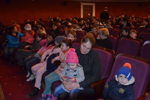 Дети Киараз на спектакле Дети Киараз на спектакле - Sputnik Абхазия