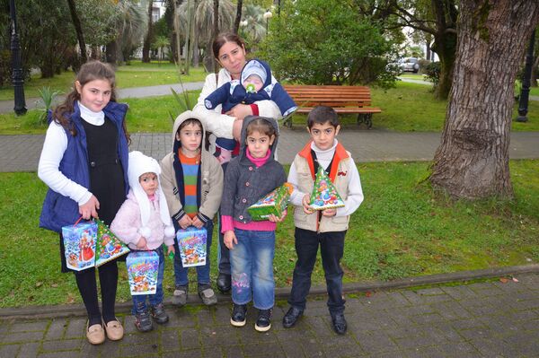 Дети Киараз на спектакле Дети Киараз на спектакле - Sputnik Абхазия