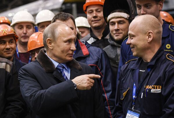 Президент РФ Владимир Путин во время встречи с рабочими Тверского вагоностроительного завода - Sputnik Абхазия