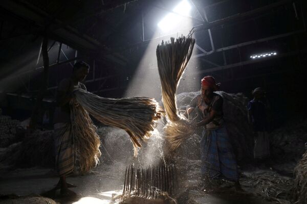 Работники мельницы обрабатывают волокна джута рядом в Бангладеш - Sputnik Абхазия