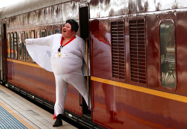 Шон Райт в костюме Элвиса Пресли выходит из поезда на центральном вокзале в Сиднее, Австралия - Sputnik Абхазия