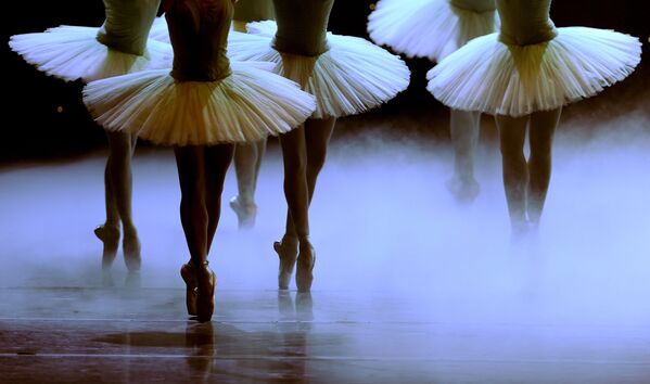 Танцовщицы из труппы The Spanish National Dance Company во время репетиции балета Дон Кихот в Королевском театра Маэстранса в Севилье, Испания - Sputnik Абхазия