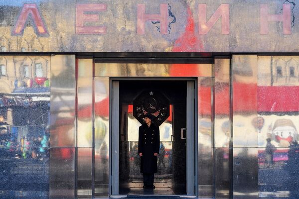 Постовой у мавзолея Ленина на Красной площади в Москве - Sputnik Абхазия