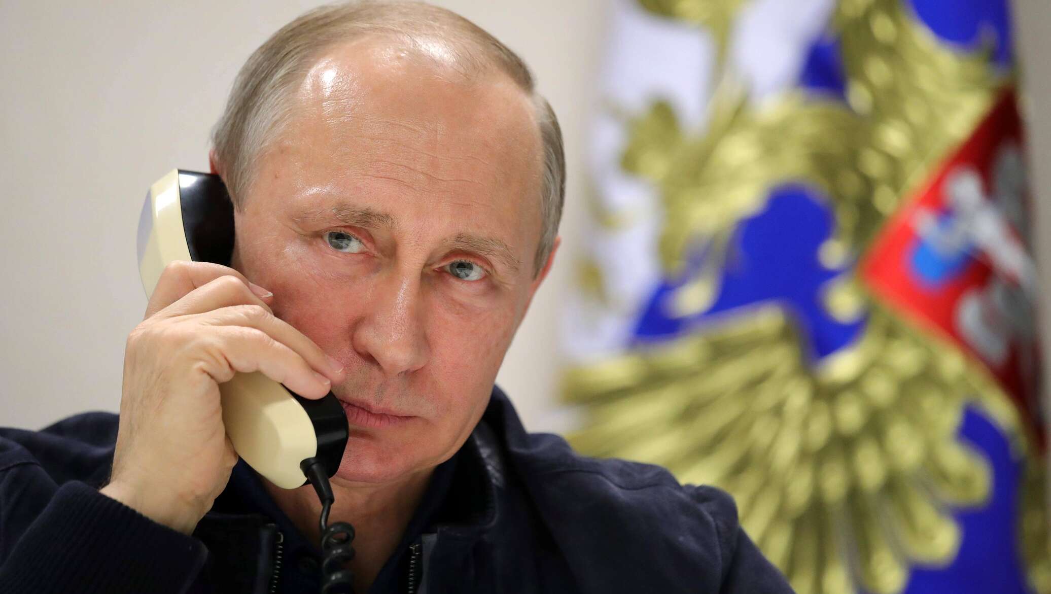 Владимир Путин с телефоном
