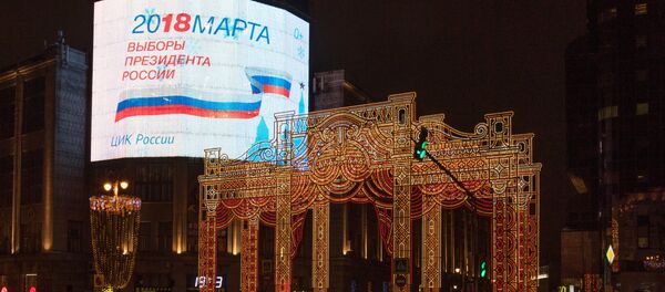 Экран с агитацией к выборам президента РФ на Тверской улице Экран с агитацией к выборам президента РФ на Тверской улице - Sputnik Абхазия