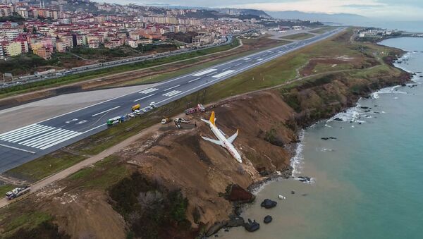 В Турции пассажирский самолет съехал с взлетно-посадочной полосы - Sputnik Абхазия