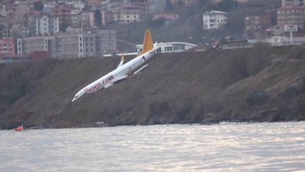 Пассажирский самолет в Турции застрял на склоне над морем. Кадры с места ЧП - Sputnik Абхазия