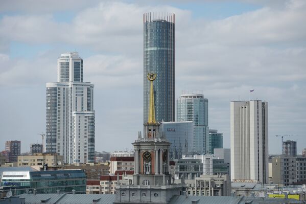 Башня городской ратуши на фоне Екатеринбург Сити - Sputnik Абхазия