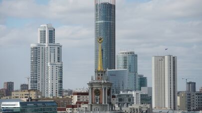 Башня городской ратуши на фоне Екатеринбург Сити
