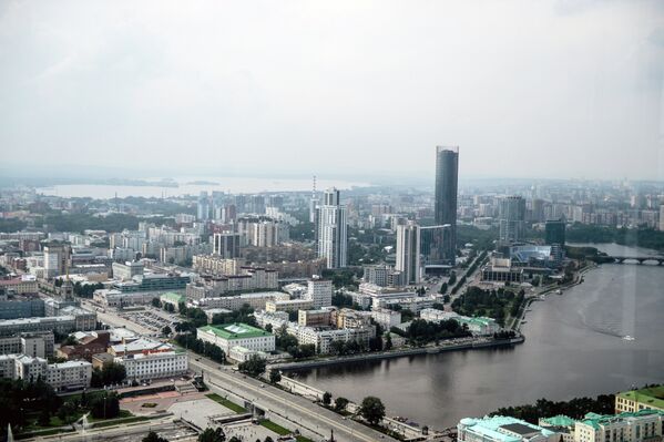 Вид на Екатеринбург со смотровой площадки бизнес-центра Высоцкий - Sputnik Абхазия