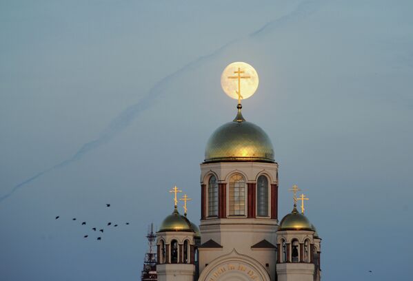 Полнолуние над Храмом-на-Крови в Екатеринбурге - Sputnik Абхазия