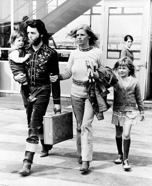 Британский певец Пол Маккартни в сопровождении его жены Линды и их детей - Sputnik Абхазия