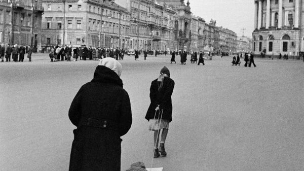 Жители блокадного Ленинграда на Невском проспекте - Sputnik Абхазия