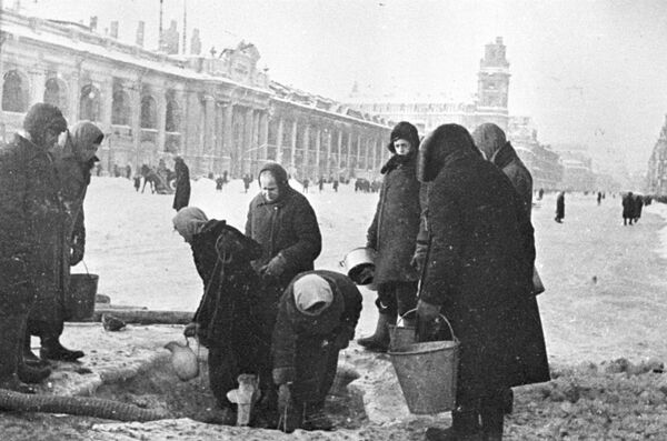 Ленинградские блокадники в очереди за водой - Sputnik Абхазия