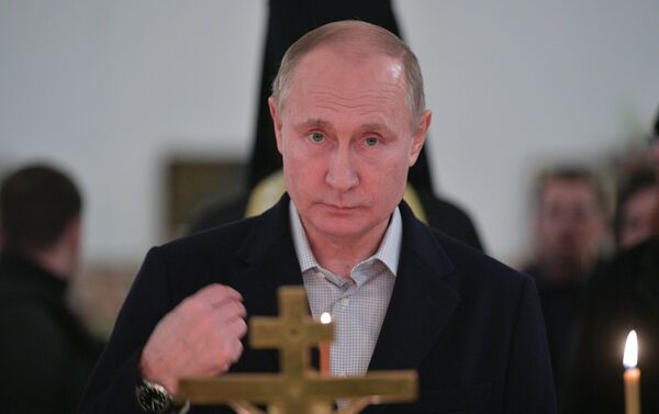 Президент РФ В. Путин принял участие в крещенских купаниях на озере Селигер - Sputnik Абхазия