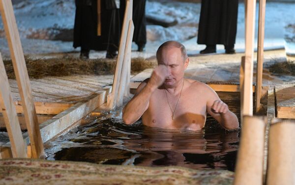 Президент РФ В. Путин принял участие в крещенских купаниях на озере Селигер - Sputnik Абхазия