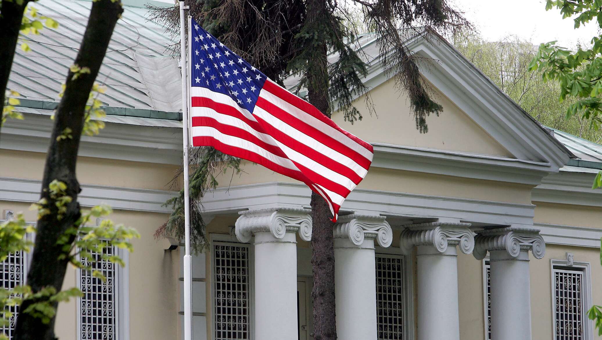 Российское посольство в беларуси. Посольство США В Белоруссии. Здание посольства США В Минске. Консульство Беларуси в США. Посольство США В Минске фото.