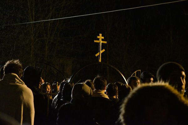Верующие во время празднования дня Крещения Христова у источника Святого Василиска возле села Каман в Республике Абхазия - Sputnik Абхазия