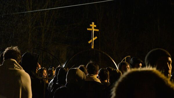 Верующие во время празднования дня Крещения Христова у источника Святого Василиска возле села Каман в Республике Абхазия - Sputnik Абхазия