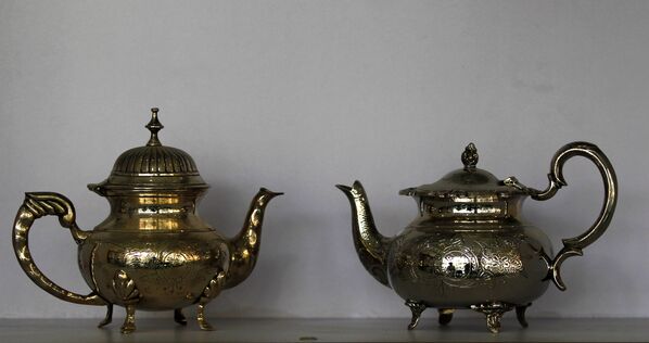 Посеребренные чайники в антикварном магазине в Исламабаде, Пакистан - Sputnik Абхазия
