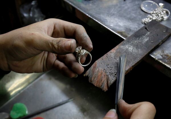 Изготовление серебряного кольца в мастерской в Ханое, Вьетнам - Sputnik Абхазия