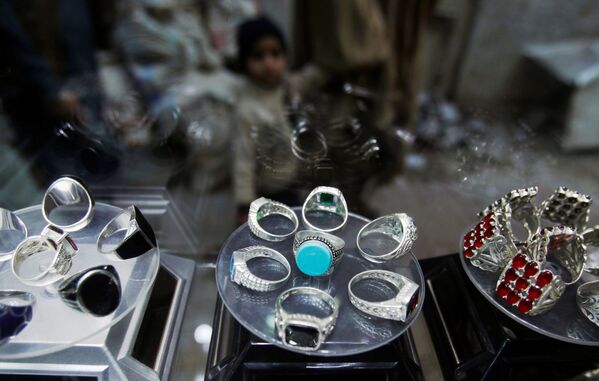 Серебряные кольца выставлены в ювелирном магазине на рынке в Пешаваре, Пакистан - Sputnik Абхазия