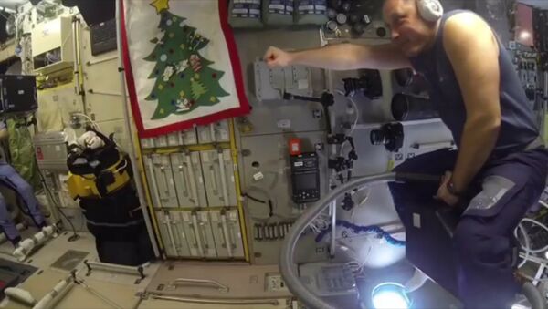 Российский космонавт катается на пылесосе на МКС - Sputnik Абхазия