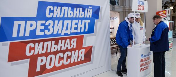 Житель Санкт-Петербурга в пункте сбора подписей по выдвижению Владимира Путина на президентских выборах в 2018 году Житель Санкт-Петербурга в пункте сбора подписей по выдвижению Владимира Путина на президентских выборах в 2018 году - Sputnik Абхазия