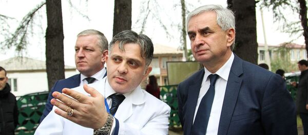 Президент Рауль Хаджимба и главный врач Галского района Георгий Шония на месте строительства будущего кабинета МРТ в Гале Президент Рауль Хаджимба и главный врач Галского района Георгий Шония на месте строительства будущего кабинета МРТ в Гале - Sputnik Аҧсны