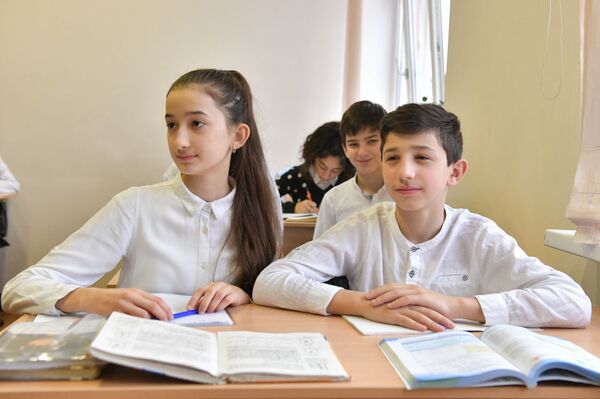 Леон Капба и Софа Адлейба на уроке химии Леон Капба и Софа Адлейба на уроке химии - Sputnik Абхазия