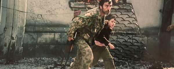 Владимир Календжи спасает парня из сгоревшего дома - Sputnik Абхазия