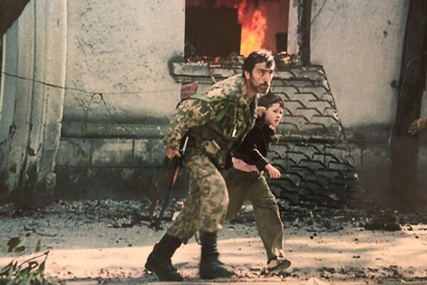 Владимир Календжи спасает парня из сгоревшего дома  - Sputnik Абхазия