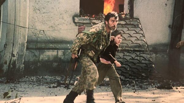Владимир Календжи спасает парня из сгоревшего дома - Sputnik Абхазия