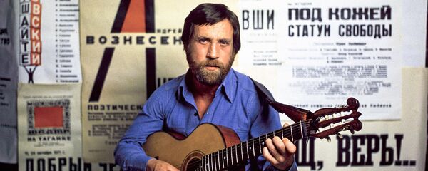 Актер и поэт Владимир Высоцкий (1938-1980) с гитарой на фоне афиш с репертуаром Театра на Таганке. Актер и поэт Владимир Высоцкий (1938-1980) с гитарой на фоне афиш с репертуаром Театра на Таганке. - Sputnik Абхазия