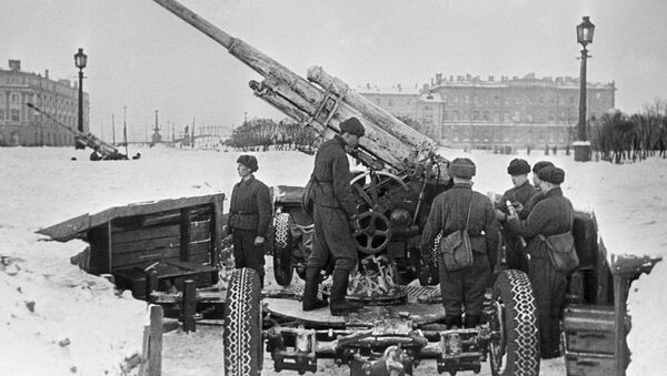 Советские зенитчики готовят орудие к бою на Марсовом поле в Ленинграде - Sputnik Абхазия