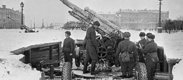 Советские зенитчики готовят орудие к бою на Марсовом поле в Ленинграде - Sputnik Абхазия