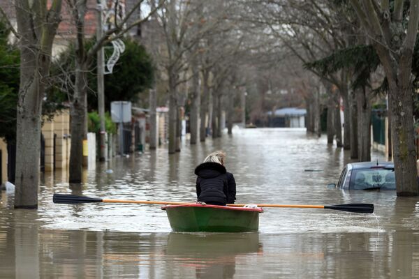 Местные жители переправляются на лодке на одной из затопленной улице в Париже - Sputnik Абхазия