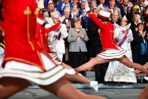 Канцлер Германии Ангела Меркель во время приема делегации карнавальных обществ в Берлине - Sputnik Абхазия