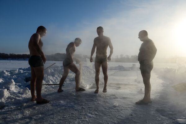 Спортсмены клуба закаливания и зимнего плавания во время купания в проруби на озере в Ленинском районе Новосибирска - Sputnik Абхазия
