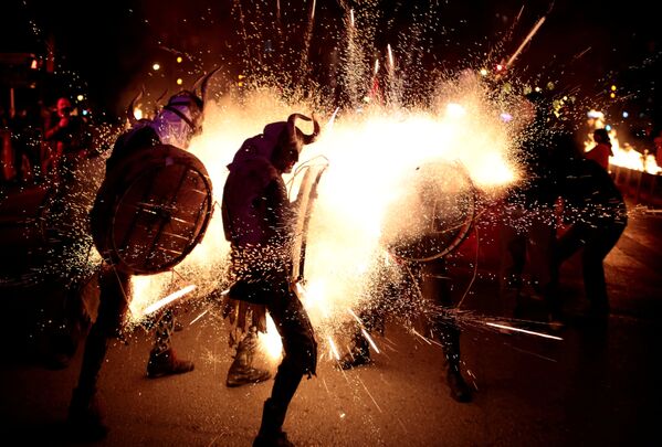 Одетые дьяволами участники традиционного огненного шествия коррефокс в испанском городе Пальма-де-Мальорка - Sputnik Абхазия