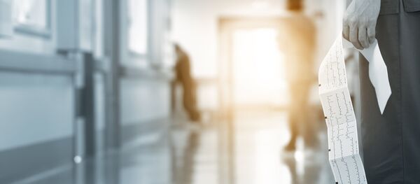 Врач с результатом кардиограммы в коридоре больницы Врач с результатом кардиограммы в коридоре больницы - Sputnik Абхазия